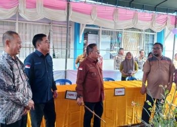 Ketua DPRD Kota Gorontalo Hardi Sidiki bersama Wali Kota Gorontalo Marten Taha dan unsur Forkopimda saat memantau TPS, Selasa (13/2/2024).
