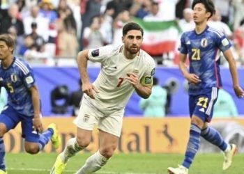 Penyerang sayap Timnas Iran, Alireza Jahanbakhsh merayakan gol penaltinya ke gawang Jepang pada laga Piala Asia 2023 di Education City Stadium di Al-Rayyan, Qatar, 3 Februari 2024. [HECTOR RETAMAL / AFP]