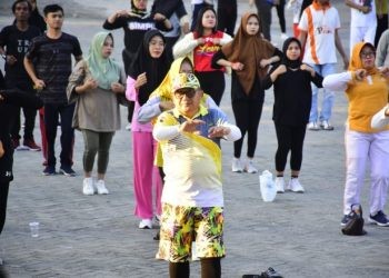 Wali Kota Gorontalo, Marten Taha saat hadir di kegiatan senam sehat bersama petugas Pemilu di Kota Gorontalo, Jumat pagi (9/2/2024) di Lapangan Taruna Remaja. 