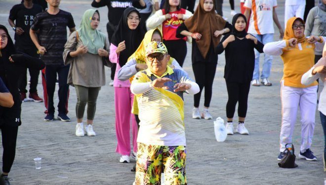 Wali Kota Gorontalo, Marten Taha saat hadir di kegiatan senam sehat bersama petugas Pemilu di Kota Gorontalo, Jumat pagi (9/2/2024) di Lapangan Taruna Remaja.