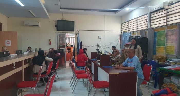 Dinas Kependudukan dan Catatan Sipil (Disdukcapil) Kota Gorontalo tetap memberikan pelayanan kepada warga masyarakat yang ingin mengurus dokumen kependudukan