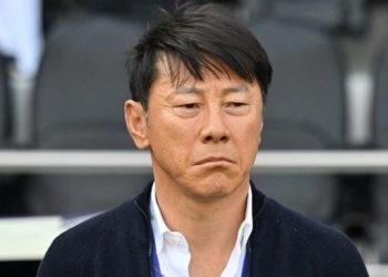 Pelatih Timnas Indonesia, Shin Tae-yong (STY) memimpin tim di Piala Asia 2023 Qatar. [HECTOR RETAMAL / AFP]