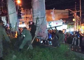 APK para calon yang terpampang hampir di seluruh titik keramaian mulai ditertibkan sejak Ahad (11/2/2024) dini hari. Penertiban dilakukan oleh Badan Pengawas Pemilu (Bawaslu) yang dibantu Satuan Polisi Pamong Praja (Satpol PP) Kota Gorontalo.