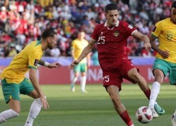 Bek Timnas Indonesia, Justin Hubner berebut bola dengan gelandang Australia, Keanu Baccus pada pertandingan babak 16 besar Piala Asia 2023 antara Australia vs Indonesia di Stadion Jassim bin Hamad di Doha pada 28 Januari 2024. Giuseppe CACACE / AFP.