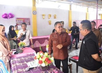 Wali Kota Gorontalo, Marten Taha melanjutkan agendanya dengan meninjau persiapan tempat pemungutan suara (TPS) di seluruh wilayah kecamatan yang ada di Kota Gorontalo, Selasa (13/2/2024).