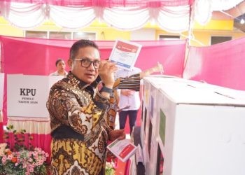 Walikota Gorontalo, Marten Taha saat menyalurkan hak pilihnya di TPS.
