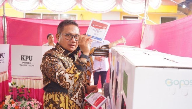 Walikota Gorontalo, Marten Taha saat menyalurkan hak pilihnya di TPS.