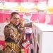 Walikota Gorontalo, Marten Taha saat menyalurkan hak pilihnya di TPS.