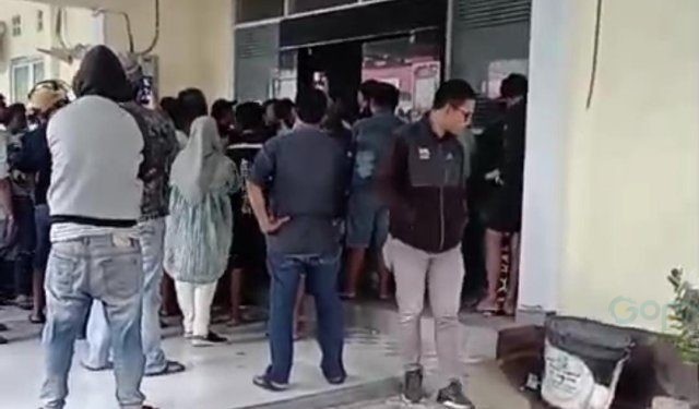 Tangkapan Layar Masyarakat Mendatangi Sekretariat PPK Dumbo Raya, Senin (19/02/2024)