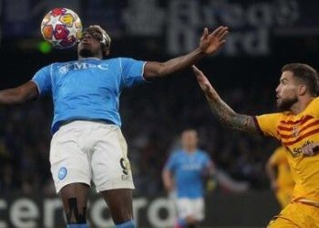 Victor Osimhen gagalkan kemenangan Barcelona di leg pertama 16 besar Liga Champions. (AP/Gregorio Borgia)