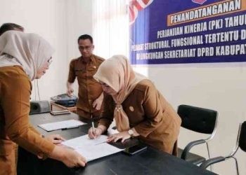 Penandatanganan Perjanjian Kerja Tahun 2024 Pejabat Struktural Fungsional Tertentu dan Fungsional Umum dilingkungan Sekertariat DPRD Kabupaten Bone Bolango, Senin (5/2/2024).