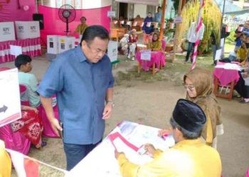 Wakil Ketua DPR RI, Rachmat Gobel menyalurkan surat suara di TPS 003 Desa Toluwaya, Kecamatan Bulango Timur, Kabupaten Bone Bolango, Rabu 14/2/2024.