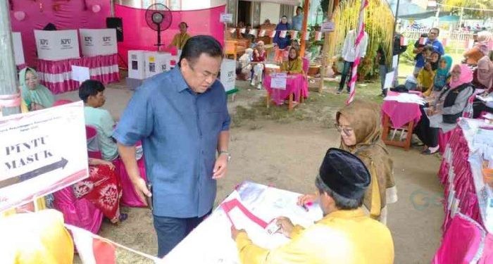 Wakil Ketua DPR RI, Rachmat Gobel menyalurkan surat suara di TPS 003 Desa Toluwaya, Kecamatan Bulango Timur, Kabupaten Bone Bolango, Rabu 14/2/2024.