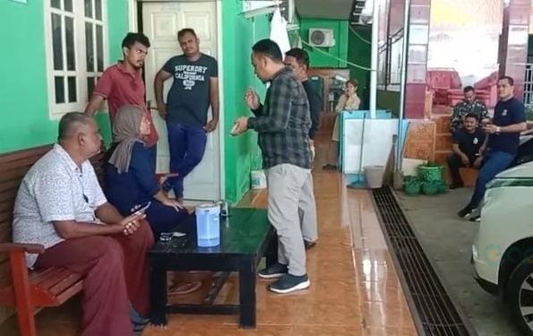 Pihak Kantor Imigrasi Gorontalo saat menginterogasi WNA Sri Lanka yang ikut menambang di Pohuwato.(F. Yusuf/gopos)