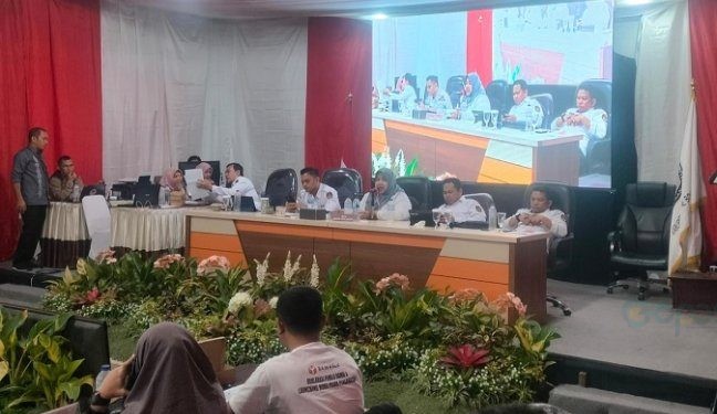 Rapat pleno terbuka rekapitulasi perolehan suara pemilih umum tahun 2024 oleh KPU Kabupaten Bone Bolango. (F. Putra/Gopos)