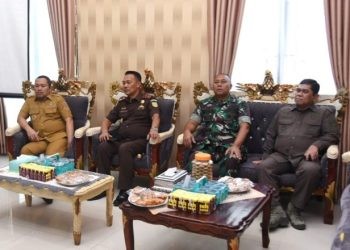 Penjagub Gorontalo Ismail Pakaya bersama unsur Forkopimda Provinsi Gorontalo di sela-sela meninjau proses distribusi logistik Pemilu di KPU Kota Gorontalo, Senin (12/2/2024).(F. Humasprov)