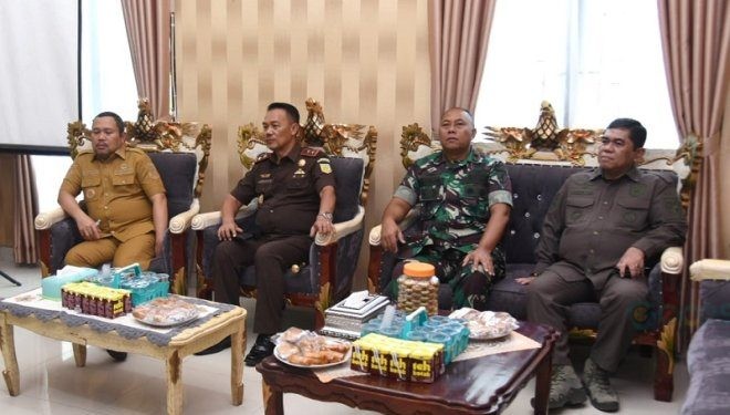 Penjagub Gorontalo Ismail Pakaya bersama unsur Forkopimda Provinsi Gorontalo di sela-sela meninjau proses distribusi logistik Pemilu di KPU Kota Gorontalo, Senin (12/2/2024).(F. Humasprov)