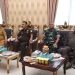 Penjagub Gorontalo Ismail Pakaya bersama unsur Forkopimda Provinsi Gorontalo di sela-sela meninjau proses distribusi logistik Pemilu di KPU Kota Gorontalo, Senin (12/2/2024).(F. Humasprov)