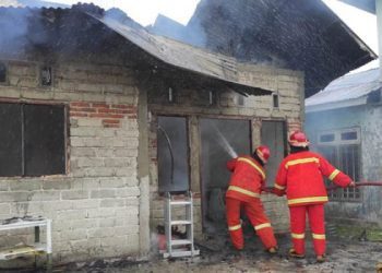 Kebakaran sebuah rumah di Jl. Pangeran Hidayat I Kelurahan Liluwo, Kecamatan Kota Tengah, Kota Gorontalo, Senin (19/2/2024)