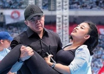 Mayor Teddy saat menggendong peserta kampanye yang pingsan saat di GBK.(istimewa)