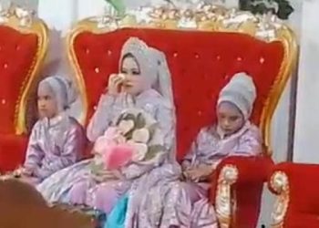 Tangkapan layar video yang menampilkan mempelai perempuan duduk seorang diri ditinggalkan mempelai pria
