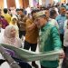 Menparekraf, Sandiaga Uno, didampingi Kepala Perwakilan Bank Indonesia provinsi Gorontalo, Dian Nugraha, melihat produk fesyen UMKM mitra binaan BI Gorontalo. (dok. Putra/BI Gorontalo)