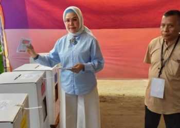 Bupati Bone Bolango, Merlan S. Uloli saat menyalurkan hak suaranya  pada Pemilu Serentak 2024 dI TPS 001 Kelurahan Tumbihe, Kecamatan Kabila. (Foto Indra/Gopos)