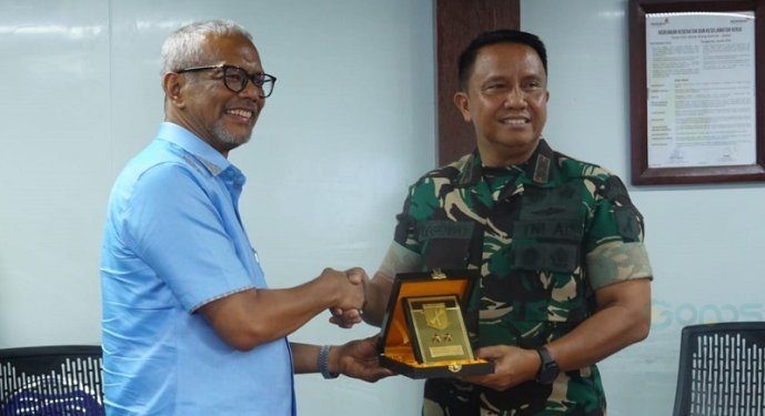Pangdam XIII/Merdeka Mayjen TNI Legowo WR Jatmiko saat memberikan cenderamata kepada Direktur PT GSM Boyke Abidin.