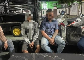 Tim Rajawali Sat Reskrim Polresta Gorontalo mengamankan AP dan RA yang diduga melakukan penganiayaan menggunakan senjata tajam terhadap RM, di kompleks eks Terminal Andalas Kota Gorontalo, Ahad (11/2/2024) dini hari.