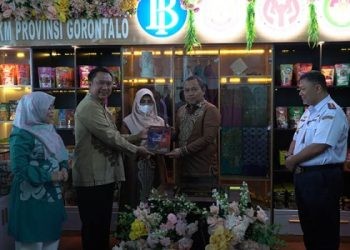 Peresmian Galeri UMKM Bank Indonesia di Bandara Djalaluddin Gorontalo oleh Kepala BI Provinsi Gorontalo, Dian Nugaraha (kiri) bersama Pj Gubernur Gorontalo, Ismail Pakaya (kanan). (Dok. Humas BI Gorontalo)