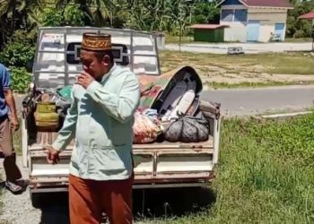 Tangkapan layar Saman Djau saat mengangkut barang-barangnya usai diusir oleh tuan tanah karena beda pilihan.