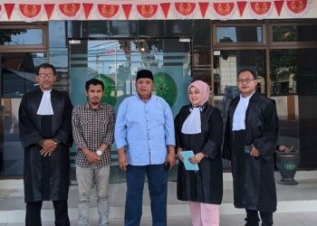 Sarlis Mantu (tengah) bersama tim pengacara, usai sidang putusan di Pengadilan Negeri Gorontalo, Rabu (7/2/2024).