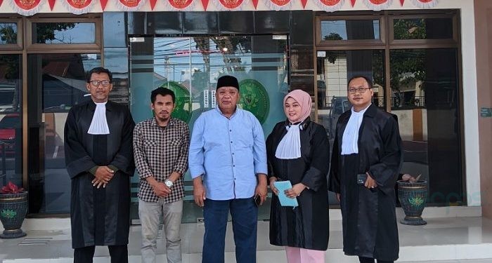 Sarlis Mantu (tengah) bersama tim pengacara, usai sidang putusan di Pengadilan Negeri Gorontalo, Rabu (7/2/2024).