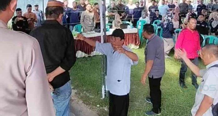 Sejumlah saksi dari beberapa partai politik mengamuk saat rapat pleno di Kecamatan Tilongkabila saat rapat pleno rekapitulasi hasil penghitungan suara, Sabtu (17/2/2024).