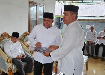 Sekretaris DPRD Provinsi Gorontalo, Sudarman Samad, menyampaikan ungkapan belasungkawa kepada Eduart Wolok kerabat Almarhumah Erni Wolok.(dok. Humas Deprov Gorontalo)