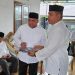 Sekretaris DPRD Provinsi Gorontalo, Sudarman Samad, menyampaikan ungkapan belasungkawa kepada Eduart Wolok kerabat Almarhumah Erni Wolok.(dok. Humas Deprov Gorontalo)
