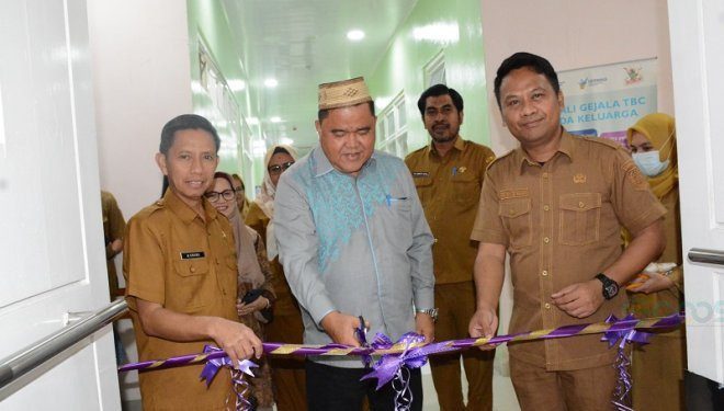 Dirjen P2P Kemenkes RI Maxi Rein Rondonuwu didampingi Kepala Dinas Kesehatan Provinsi Gorontalo Anang S Otoluwa saat peresmian layanan pemeriksaan rujukan TBC XDR di RS dr Hasri Ainun Habibie, Kabupaten Gorontalo, Senin (12/2/2024).