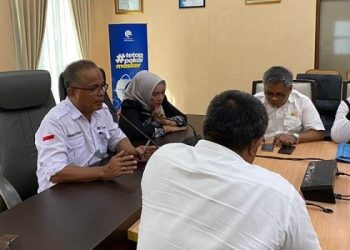 Sekda Ishak Ntoma yang juga Ketua TAPD Bone Bolango saat memberikan penjelasan hasil rapat bersama Bupati Merlan S. Uloli kepada awak media terkait pembayaran TPP ASN Bone Bolango