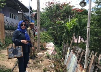 Anggota DPRD Kota Gorontalo Tien Mobiliu saat meninjau lokasi rawan longsor di Kelurahan Donggala, Kecamatan Hulonthalangi, Kota Gorontalo.