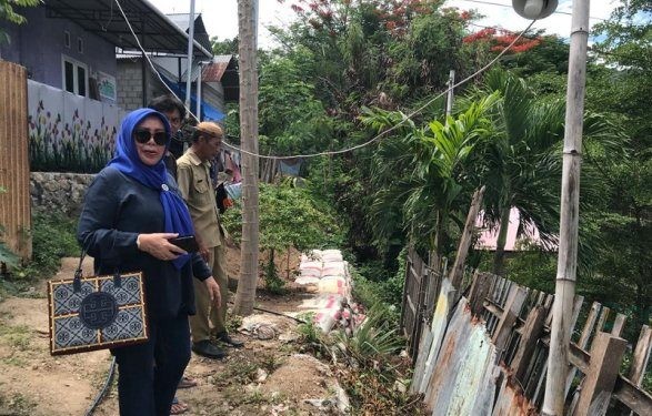 Anggota DPRD Kota Gorontalo Tien Mobiliu saat meninjau lokasi rawan longsor di Kelurahan Donggala, Kecamatan Hulonthalangi, Kota Gorontalo.