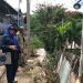 Anggota DPRD Kota Gorontalo Tien Mobiliu saat meninjau lokasi rawan longsor di Kelurahan Donggala, Kecamatan Hulonthalangi, Kota Gorontalo.