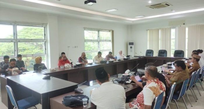 Rapat Komisi I DPRD Provinsi Gorontalo dengan instansi terkait dalam rangka membahas penyediaan asuransi BPJS Ketenagakerjaan bagi Peneyelenggara Pemilu, Senin (5/1/2024) (hendra)