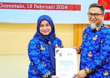 epala Bagian Pengawasan dan Penganggaran Sekretariat DPRD Provinsi Gorontalo, Yolanda Rahman menerima penghargaan dari Kemendagri yang diwakili pemberiannya oleh Kepala Bappeda Budiyanto Sidiki, Senin (19/2/2024) (dok. hms)