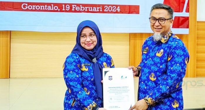 epala Bagian Pengawasan dan Penganggaran Sekretariat DPRD Provinsi Gorontalo, Yolanda Rahman menerima penghargaan dari Kemendagri yang diwakili pemberiannya oleh Kepala Bappeda Budiyanto Sidiki, Senin (19/2/2024) (dok. hms)
