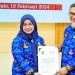 epala Bagian Pengawasan dan Penganggaran Sekretariat DPRD Provinsi Gorontalo, Yolanda Rahman menerima penghargaan dari Kemendagri yang diwakili pemberiannya oleh Kepala Bappeda Budiyanto Sidiki, Senin (19/2/2024) (dok. hms)