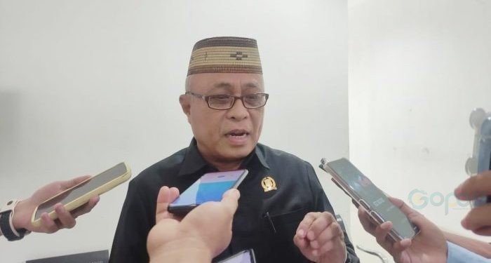 Wakil Ketua DPRD Provinsi Gorontalo, Sofyan Puhi memberikan keterangan terkait penetapan pokir DPRD untuk APBD 2025, Senin (19/2/2024) (hendra)