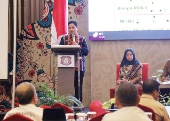 Kepala BPS Provinsi Gorontalo, Mukhamad Mukhanif memaparkan  indikator kemiskinan pada Forum Konsultasi Publik (FKP) Penyusunan Rencana Kerja Pemerintah Daerah (RKPD) Provinsi Gorontalo tahun 2025, Selasa (20/2/2024) (hms/bps)