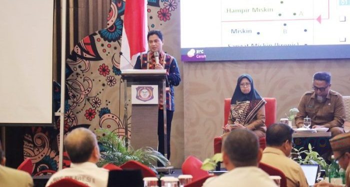 Kepala BPS Provinsi Gorontalo, Mukhamad Mukhanif memaparkan  indikator kemiskinan pada Forum Konsultasi Publik (FKP) Penyusunan Rencana Kerja Pemerintah Daerah (RKPD) Provinsi Gorontalo tahun 2025, Selasa (20/2/2024) (hms/bps)