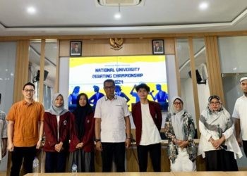 Ketiga The Best Speaker NUDC 2024 bersama Wakil Rektor 3, Amir Arham dan Pimpinan Fakultas dilingkungan UNG. (jihan/gopos)