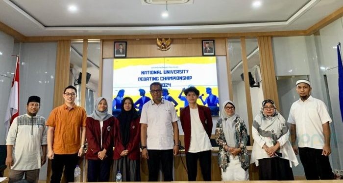 Ketiga The Best Speaker NUDC 2024 bersama Wakil Rektor 3, Amir Arham dan Pimpinan Fakultas dilingkungan UNG. (jihan/gopos)